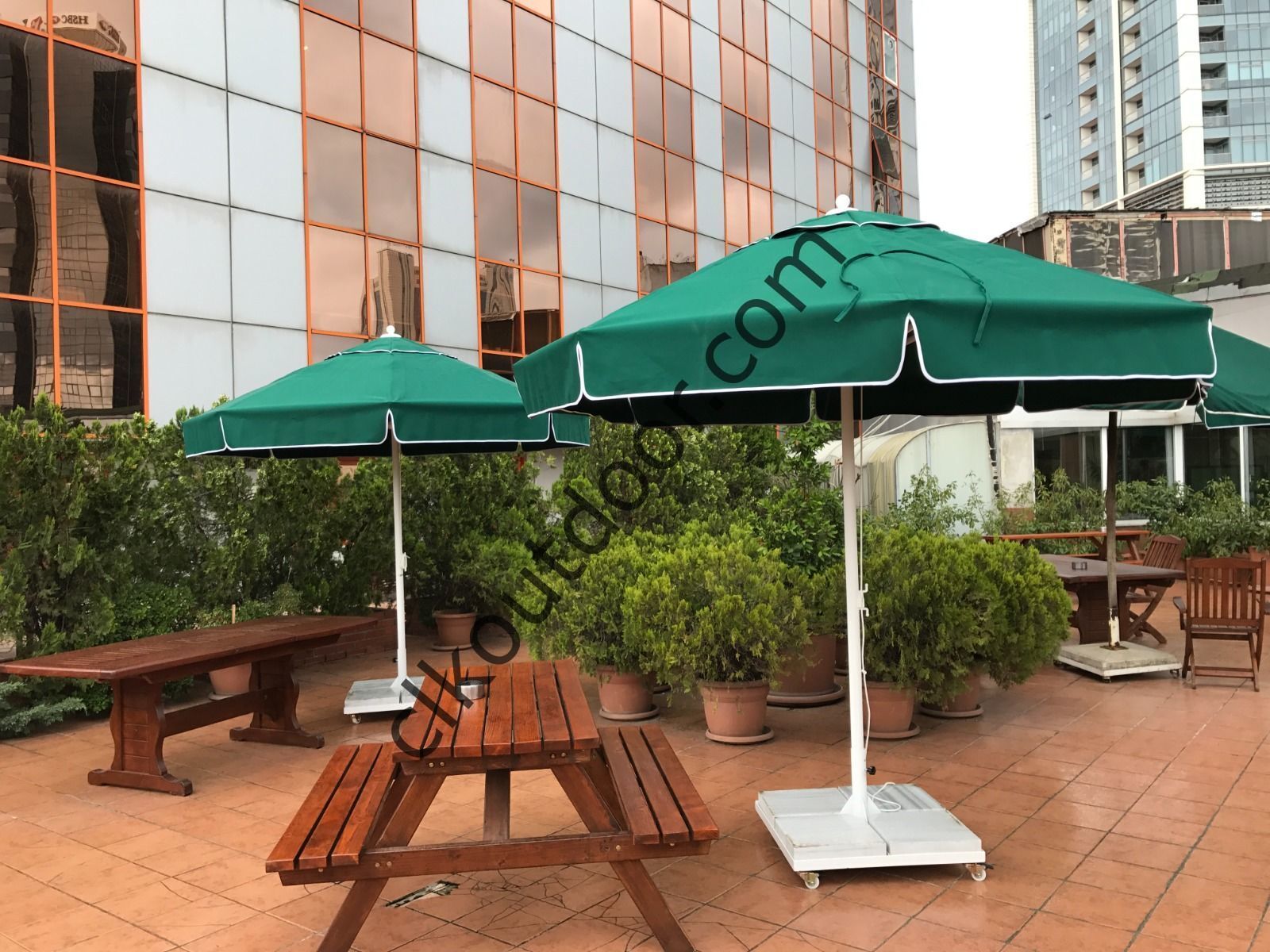 CLK 2,5 mt Mega Yuvarlak Şemsiye Q50 Bahçe Cafe Otel Plaj Havuz Şemsiyeleri Açık Yeşil - 70 lt Plastik Duba Bidon Ağırlık